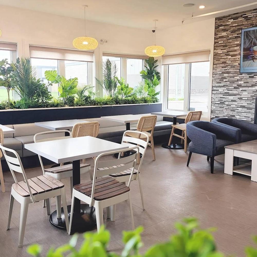 Home Inn & Suites Regina Airport Extérieur photo